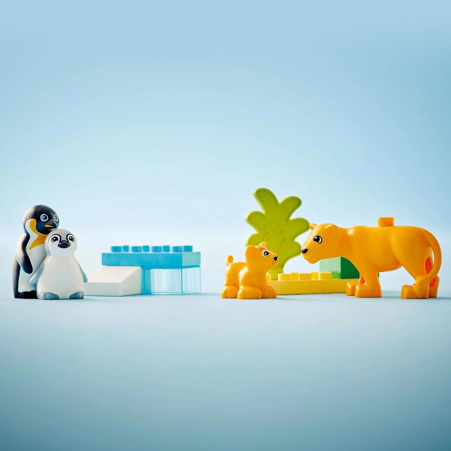 LEGO DUPLO Famiglie di Animali: Pinguini e Leoni - Giocattolo per lo Sviluppo della Motricità Fine - Gioco Didattico per Bambini e Bambine da 2 Anni con 4 Animali e Accessori - Idea Regalo - 10442