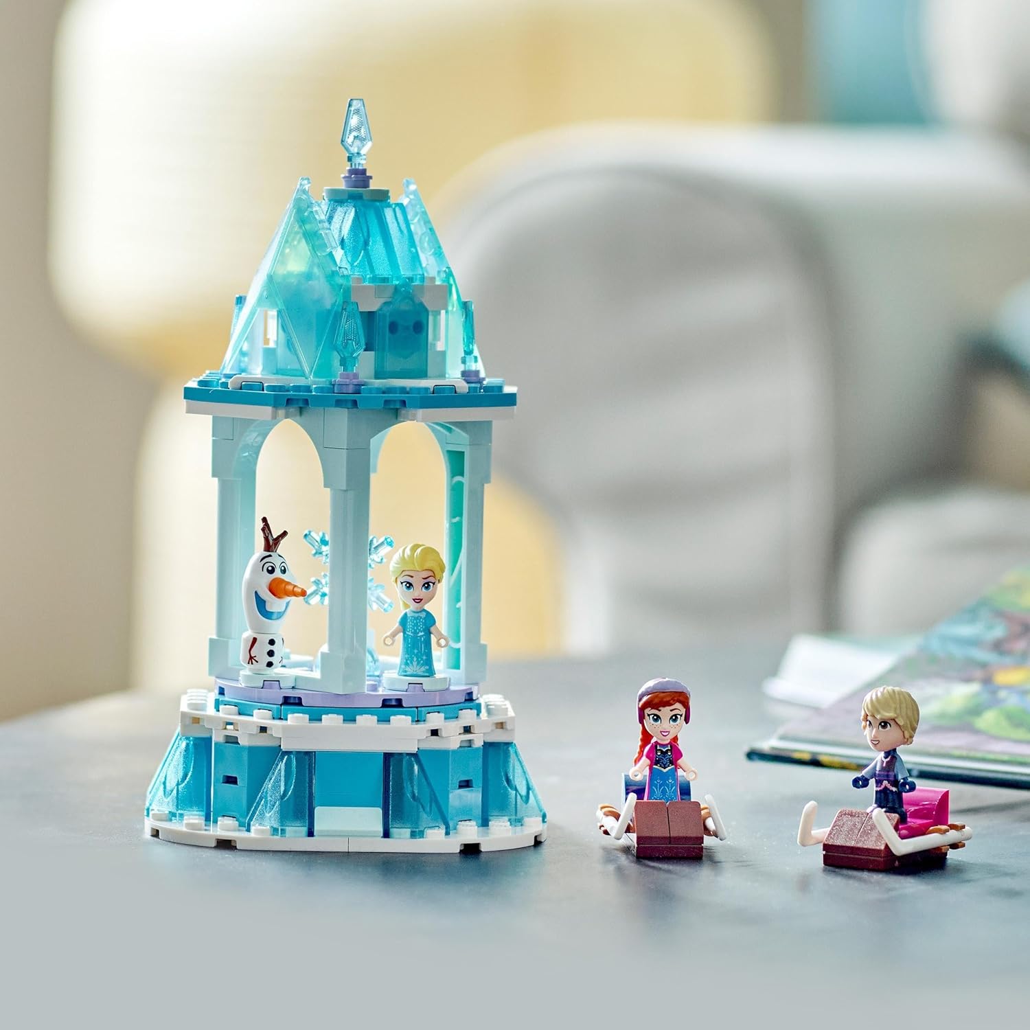 LEGO Disney Frozen La Giostra Magica di Anna ed Elsa, Giocattolo Ispirato al Castello di Frozen con Micro Bambolina della Principessa e Olaf, Giochi Regalo per Bambini e Bambine dai 6 Anni in su 43218