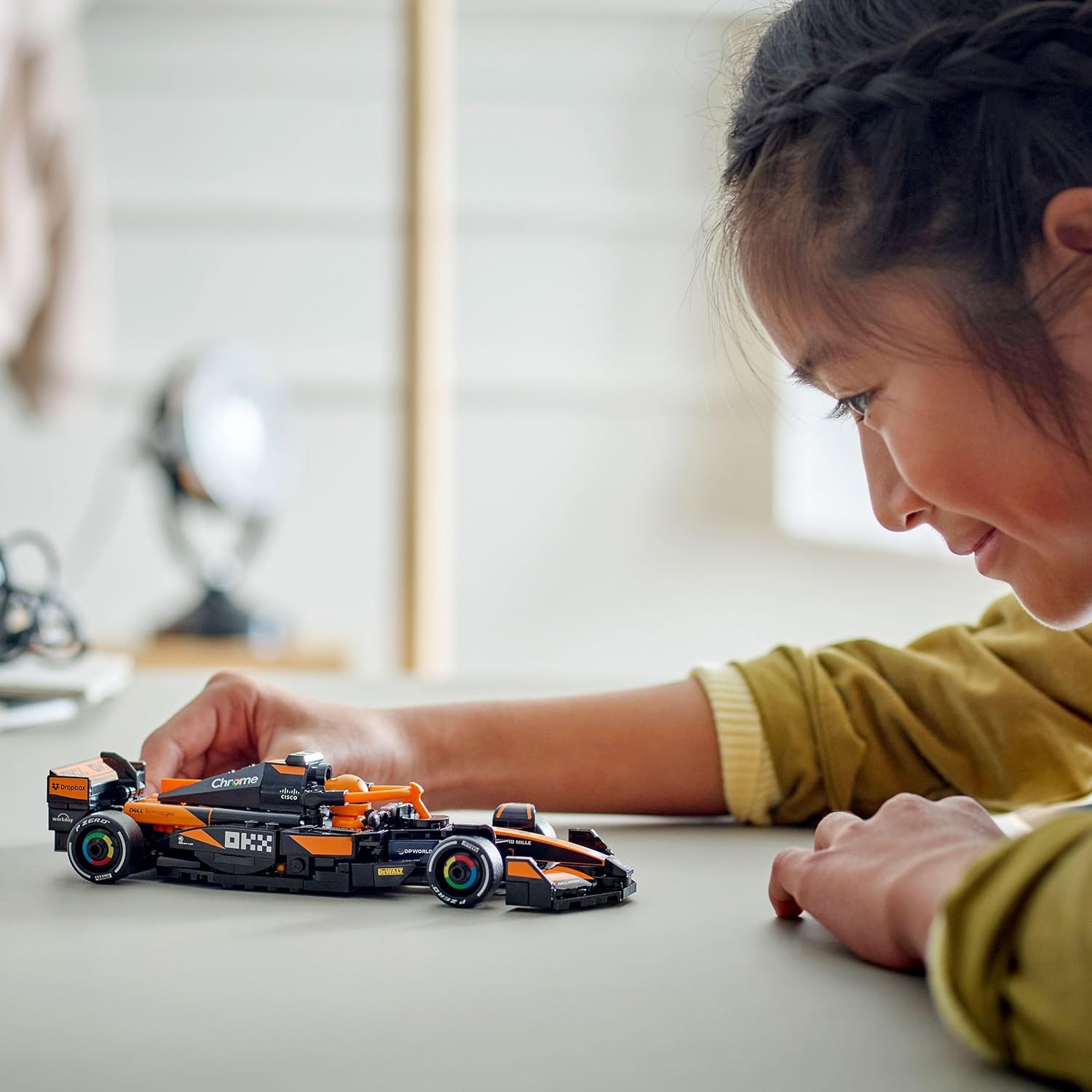 LEGO Speed Champions Auto da Corsa McLaren F1 Team MCL38 Macchina Giocattolo da Collezione con Minifigure del Pilota, Modello per Bambini e Bambine da 10 Anni o per Adulti Fan della Formula 1 77251