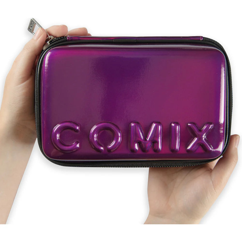 Astuccio COMIX Maxi Zip Cover Rigida con Maxi Logo in Rilievo, 21 x 14,5h x 6,5 cm – Colori Assortiti