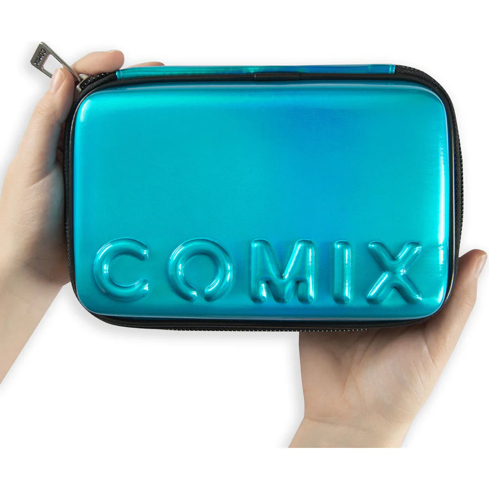 Astuccio COMIX Maxi Zip Cover Rigida con Maxi Logo in Rilievo, 21 x 14,5h x 6,5 cm – Colori Assortiti