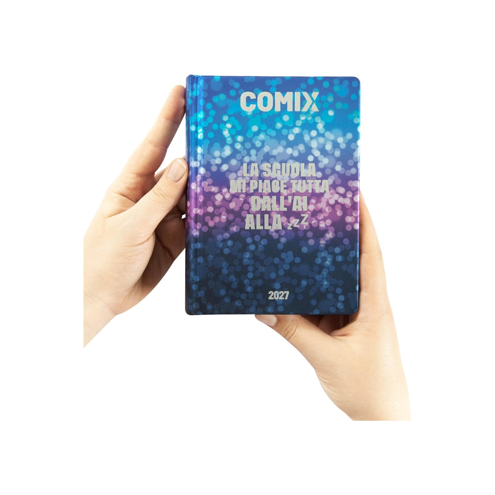 COMIX Agenda 2027 Giornaliera 16 Mesi Mini – Diario Scolastico con Copertina Rigida