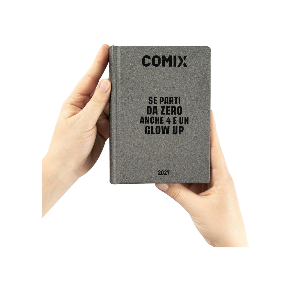 COMIX Agenda 2027 Giornaliera 16 Mesi Mini – Diario Scolastico con Copertina Rigida
