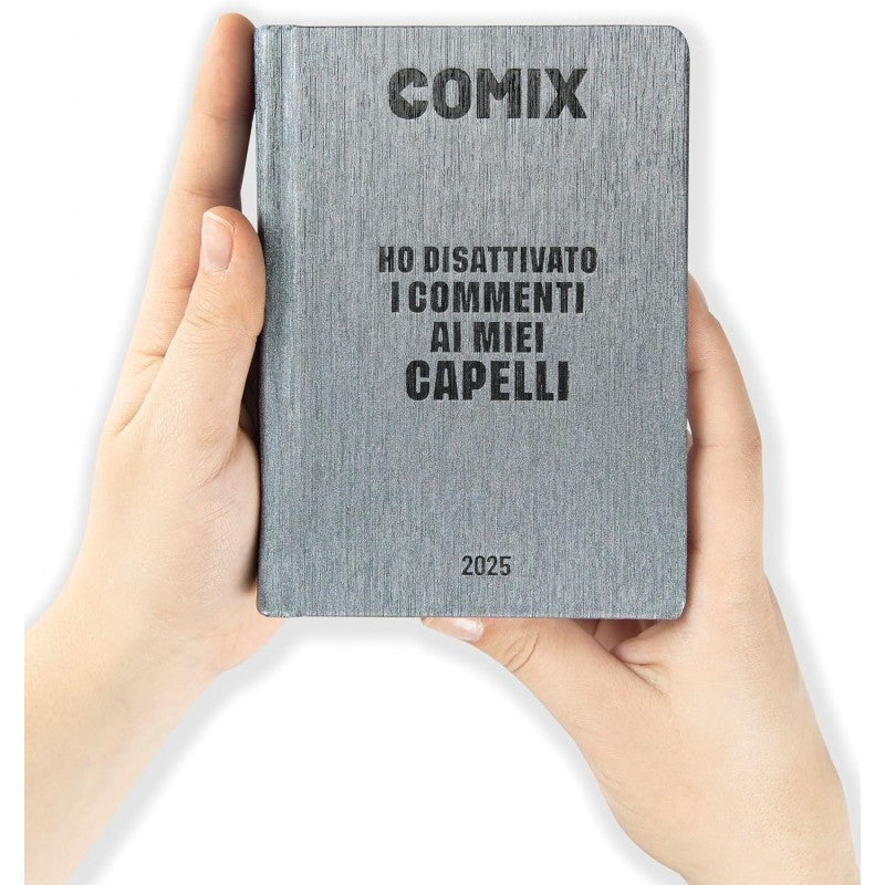 Comix - Diario Mignon Plus Giornaliero 16 Mesi, 2024-2025 Con Copertina Rigida, 9x12.5h Cm, Nero