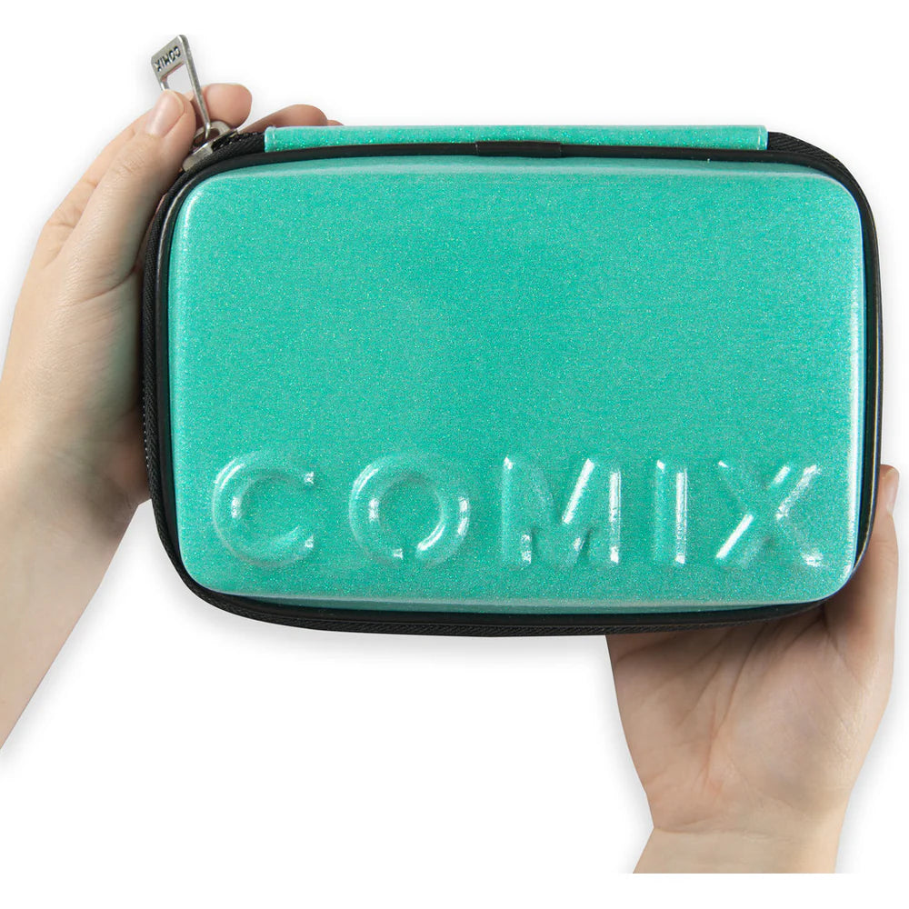 Astuccio COMIX Maxi Zip Glitter Cover Rigida con Maxi Logo in Rilievo, 21 x 14,5h x 6,5 cm – Colori Assortiti