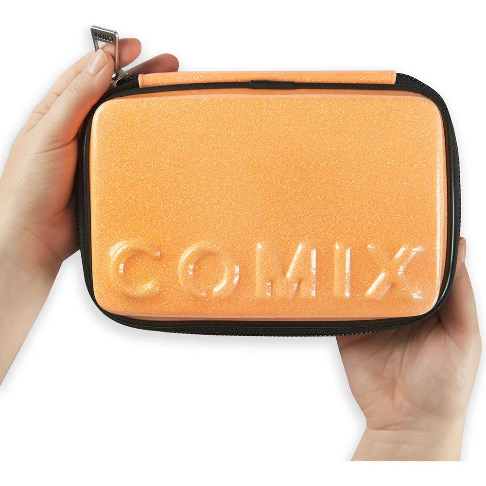 Astuccio COMIX Maxi Zip Glitter Cover Rigida con Maxi Logo in Rilievo, 21 x 14,5h x 6,5 cm – Colori Assortiti